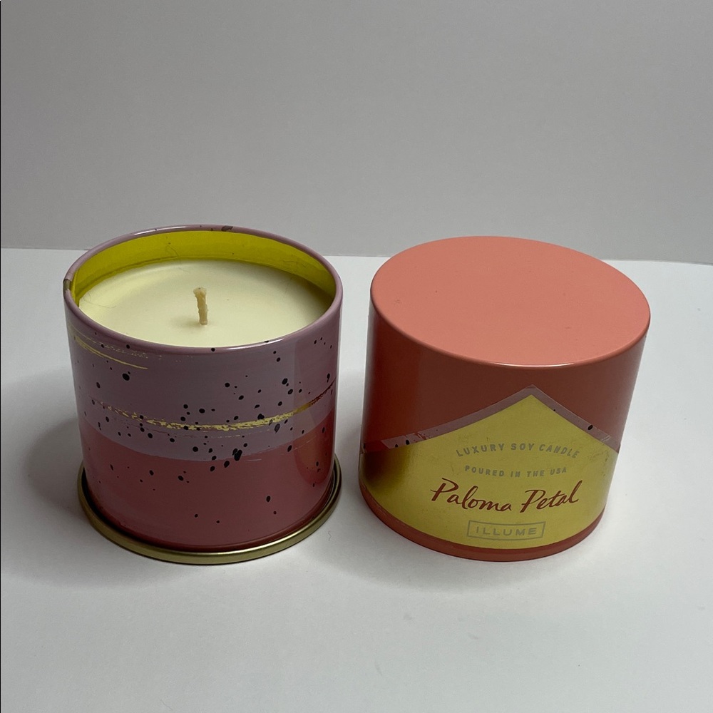 NWT Illume Paloma Petal Soy Candle.  11.8 oz.